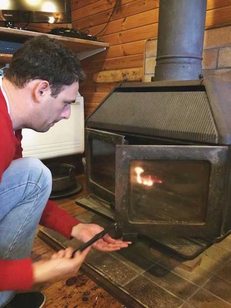 Подсоединение и фиксация нового радиатора печи